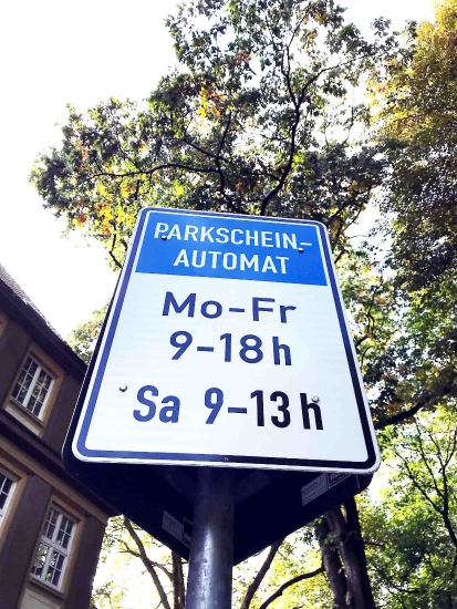 Hinweisschild Parkzeiten