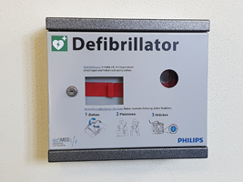 Das Bild zeigt einen Defibrillator