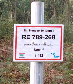 Rettungstafel im Wald