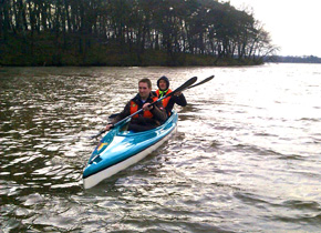 Paddler auf dem Stausee Foto stadtagentur