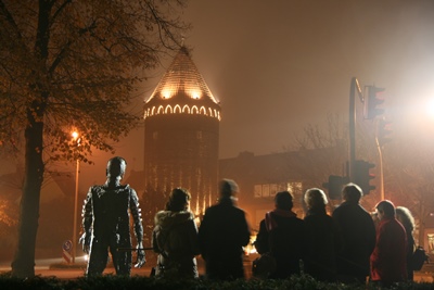 Gruppe mit Nachtwächter - Foto Stadtagentur