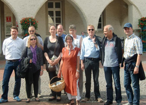 bild von stadtführerin mit gruppe foto stadtagentur