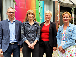 Das Bild zeigt von links Bürgermeister André Dora, Fotografin Irina Riekötter, Cordula Brink von der Wirtschaftsförderung und Annika Siebert vom Quartiersmanagement.