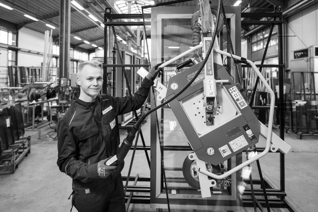 Das Bild zeigt Jason Beuershausen im Betrieb von Metallbau Lamprecht.