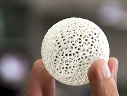 Das Bild zeigt einen Ball, der mit einem 3D-Drucker angefertigt wurde.