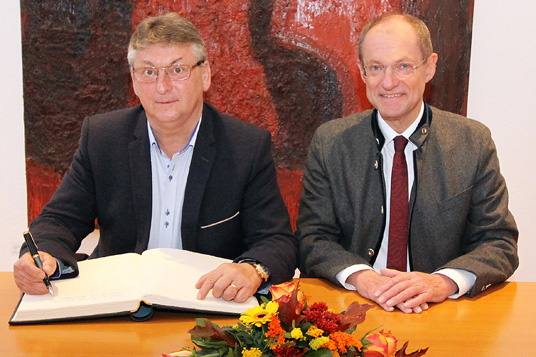 Das Bild zeigt Bürgermeister Ulrich Roland und Bürgermeister Stanislav Chovanec
