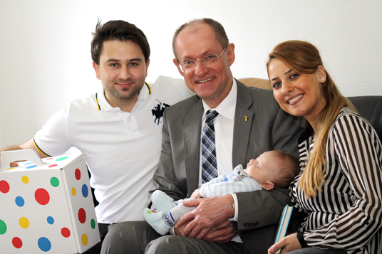 Das Bild zeigt die Familie Bagli und Bürgermeister Roland