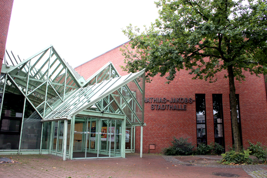 Das Bild zeigt die Stadthalle