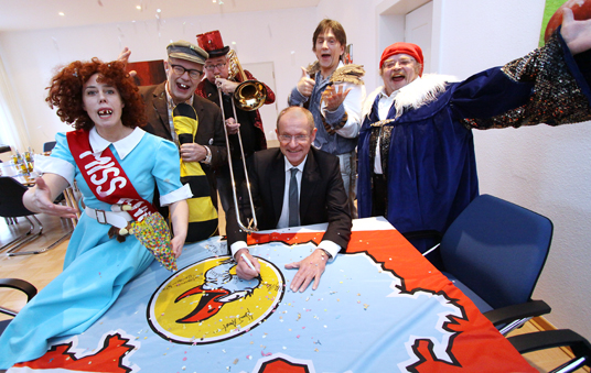 Das Bild zeigt das Geierabend-Team und Bürgermeister Roland