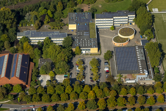 Das Bild zeigt den Parkplatz am Heisenberg-Gymnasium