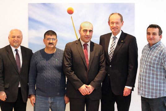 Das Bild zeigt: Erster Beigeordneter Rainer Weichelt, Veysel Sahin, Murat Durmaz, Bürgermeister Ulrich Roland, Tecer Ceylan 