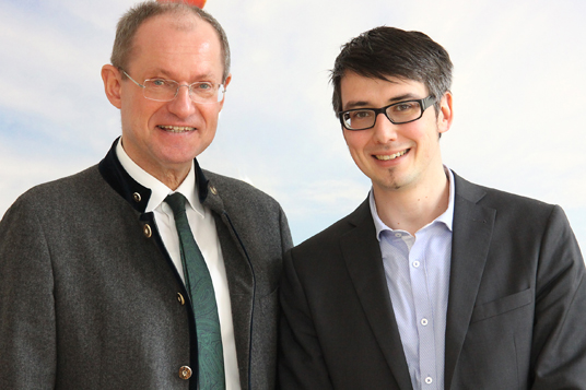 Das Bild zeigt Bürgermeister Ulrich Roland und Dr. Volker Kreuzer
