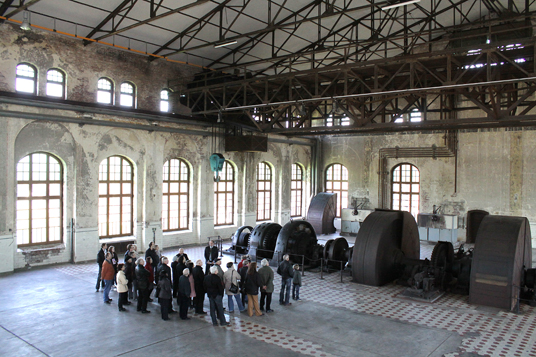 Das Bild zeigt eine Führung in der Maschinenhalle