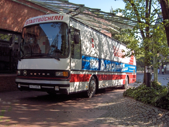 Das Bild zeigt den Bücherbus