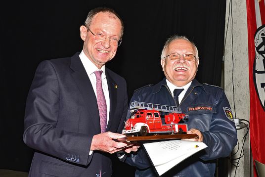 Das Bild zeigt Bürgermeister Ulrich Roland und Josef Dehling