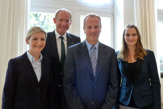 Das Bild zeigt das Team der Geschäftsstelle