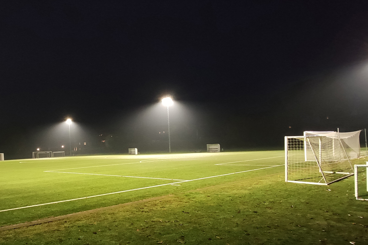 Beleuchtet Fußballplatz bei Nacht