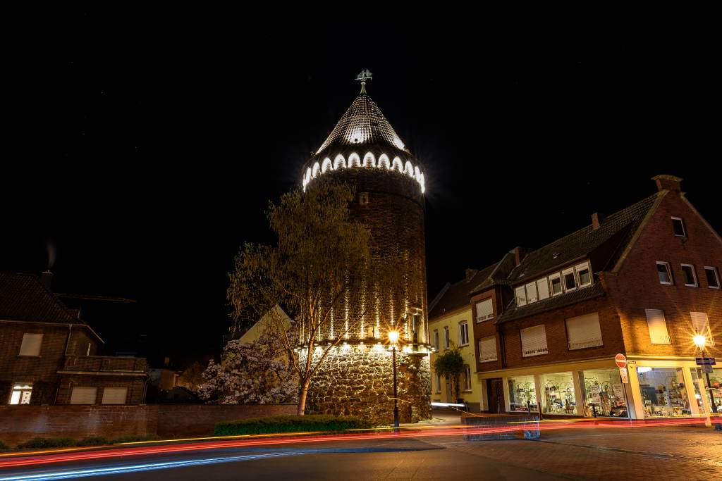 Siebenteufelsturm bei Nacht angestrahlt