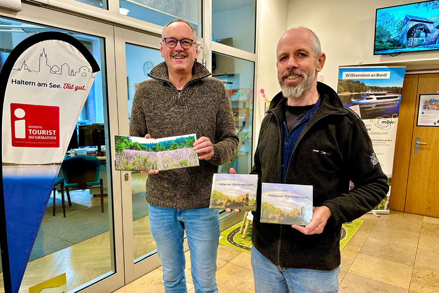 Hermann Bergjürgen mit Buch vor der Tourist-Info-foto stadtagentur