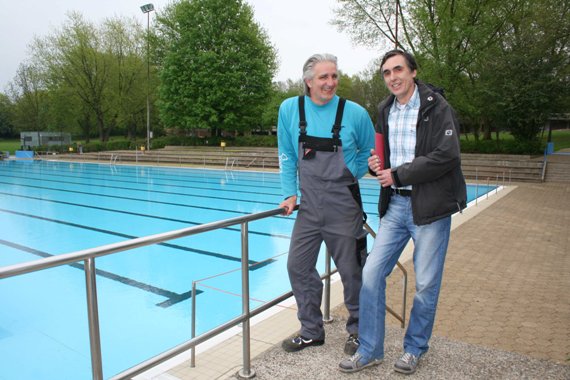 Vor dem Schwimmerbecken stehen Klaus Cordes (Betriebsleiter Mollbeck, links) und Heinz Bußmann (Verwaltungsbereich Bäder).