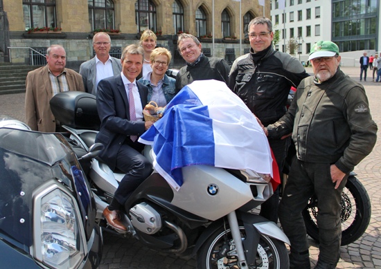Bürgermeister Christoph Tesche (3.v.l.) stellt gemeinsam mit  Michel Bocquet (Douai-Experte, v.l.), Karl-Heinz Broß (stellvertretender Leiter der BRÜCKE), Carmen Greine (Leiterin der BRÜCKE), Angela und Claus Kauba (Gaelic Motorbike-Tours), Marcus Schraeder und Heinz Kaiser (Tour-Begleiter) das Programm zur Reise nach Douai vor