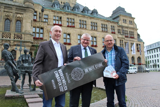 Rudolf Terschek (Fachbereichsleiter Ingenieurwesen, l.), Ekkehard Grunwald (Beigeordneter und Stadtkämmerer, 2.v.l.) und Josef Aulke (Fachbereich Planen, Umwelt, Bauen, r.) stellen das Programm vor.