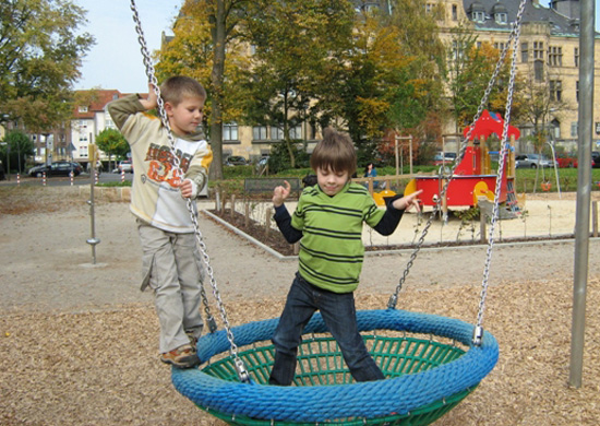 spielende Kinder im Erlbruchpark