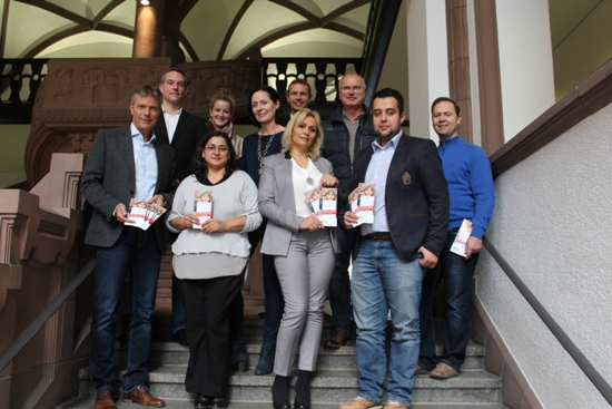 Die neue Broschüre ist ein Gemeinschaftsprojekt von Brücke, Ausländerbehörde und Integrationsrat - Bürgermeister Christoph Tesche stellt sie zusammen mit Karl-Heinz Broß, Daniel Prichalla und Sinan Özen sowie weiteren Mitgliedern des Integrationsrates vor.