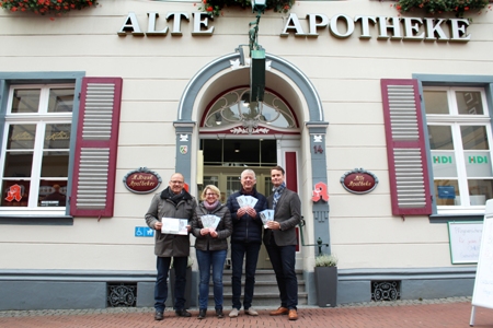 Pressefoto - Josef Aulke vom Denkmalschutz - v.l.n.r. - und Claudia Nikulski von der Stadterneuerung mit dem Technischen Beigeordneten Norbert Höving und Georg Gabriel von der Wirtschaftsförderung vor der Alten Apotheke, die bereits vom Fassadenprogramm profitiert hat.