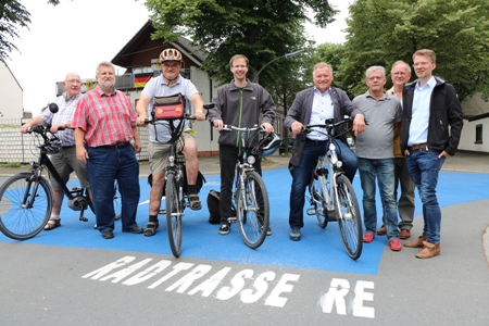 Pressefoto - Vertreter aus Verwaltung und Politik haben am Dienstag, 19. Juni, die Weserstraße als dritte Fahrradstraße in Recklinghausen vorgestellt.