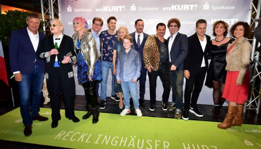 Pressefoto  Bürgermeister Christoph Tesche mit den Preisträgern und Gästen auf dem grünen Teppich des Recklinghäuser Hurz 2019.