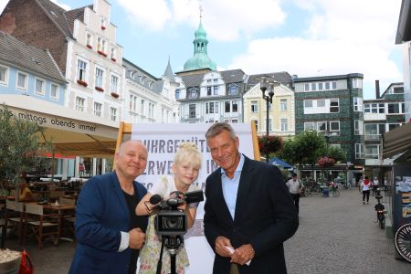 Bürgermeister Christoph Tesche stellte gestern mit Regisseur Georg Sommer und der charmanten Moderatorin Amanda Hallmann den neuen Imagefilm der Stadt vor. Foto - Stadt RE
