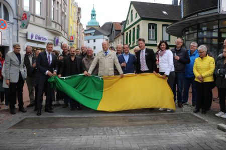 Pressefoto -  Bürgermeister Christoph Tesche präsentierte gemeinsam mit VertreterInnen aus Politik und Verwaltung, der Kulturstiftung der Stadtsparkasse Recklinghausen und der Agentur crosscreative die neue Bodenplatte am Lohtor. 