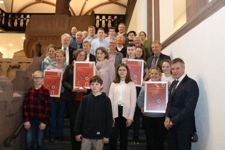Pressefoto - Die GewinnerInnen des Klimaschutzpreises 2019 bekamen von Bürgermeister Christoph Tesche  und Dirk Wißel von innogy  im Rathaus ihre Urkunden überreicht. 
