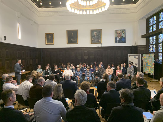 Premiere im Großen Sitzungssaal: Auf Initiative von Bürgermeister Christoph Tesche (l.) traf sich das KiJuPa mit der kompletten Führungsspitze aus dem Rathaus zu einem intensiven Meinungsaustausch. Foto: Stadt RE