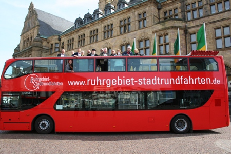 Pressefoto: In diesem roten Cabriobus finden auch 2022 wieder Fahrten durch die Stadt und den Kreis Recklinghausen statt. Rechte. Stadt RE