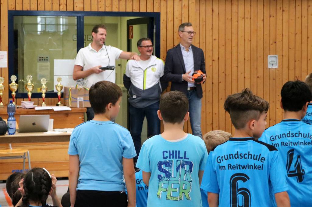 Auch Daniel Gohrke (Stadtsportverband), der ETG-Vorsitzende Christoph Drozda und Jochen Sandkühler, Sachgebietsleiter Sport, (v.l.) hatten bei der Siegerehrung des Mini-Handball-Turniers in der Walter-Lohmar-Halle sichtlich Spaß.  