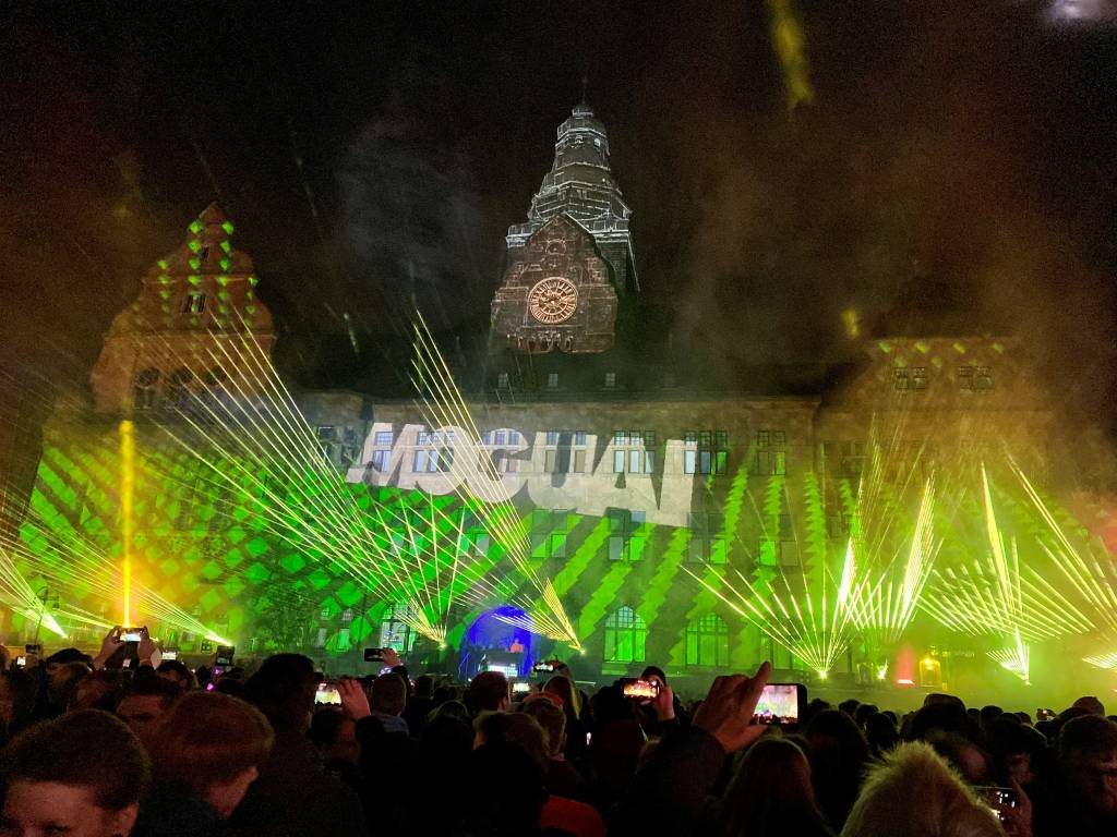 10.000 Musikfans drängelten sich am Samstagabend vor dem Rathaus und genossen nicht nur die Musik von MOGUAI, sondern staunten auch über die Lasershow. 