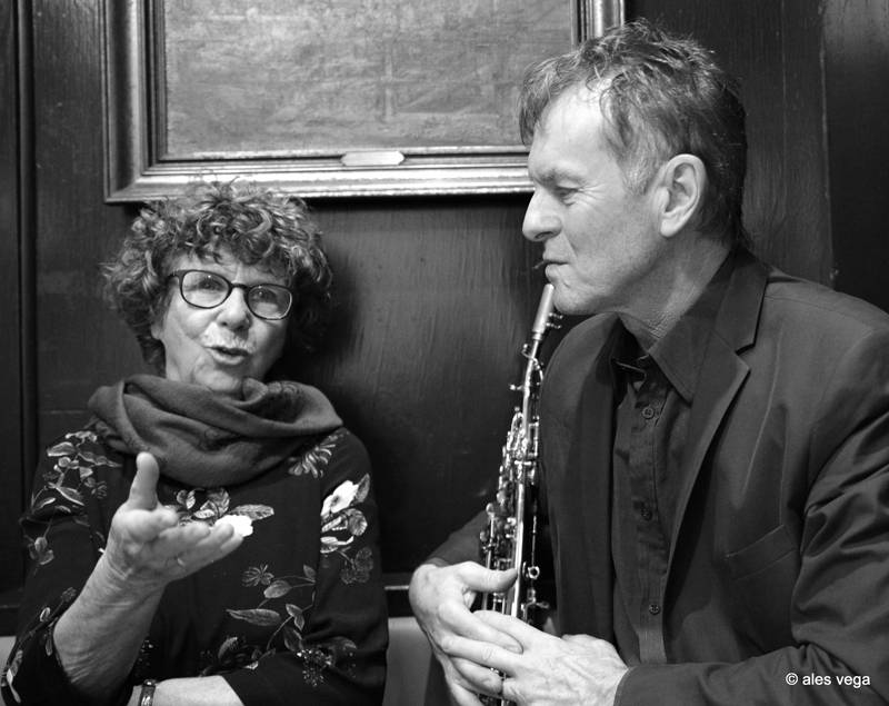Pressefoto: Kongeniales Duo:  Autorin Sylvie Schenk liest aus ihrem neuesten Werk, Saxophonist Heribert Leuchter unterstützt sie musikalisch dabei. Foto: Ales Vega.