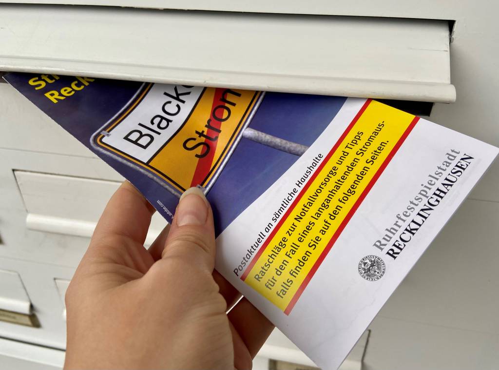 Der Infoflyer zu Maßnahmen bei einem Blackout wird in den kommenden Tagen in diversen Briefkästen landen.