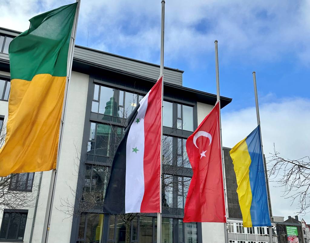 Auf halbmast wehen neben der Stadtfahne und der Flagge der Ukraine drei Tage lang die Fahnen der Türkei und Syriens zwischen Stadthaus A und Rathaus. Foto: Stadt RE