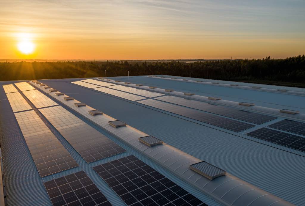 Photovoltaikanlage auf einem Firmengebäude. Foto: Nuno Marques/unsplash