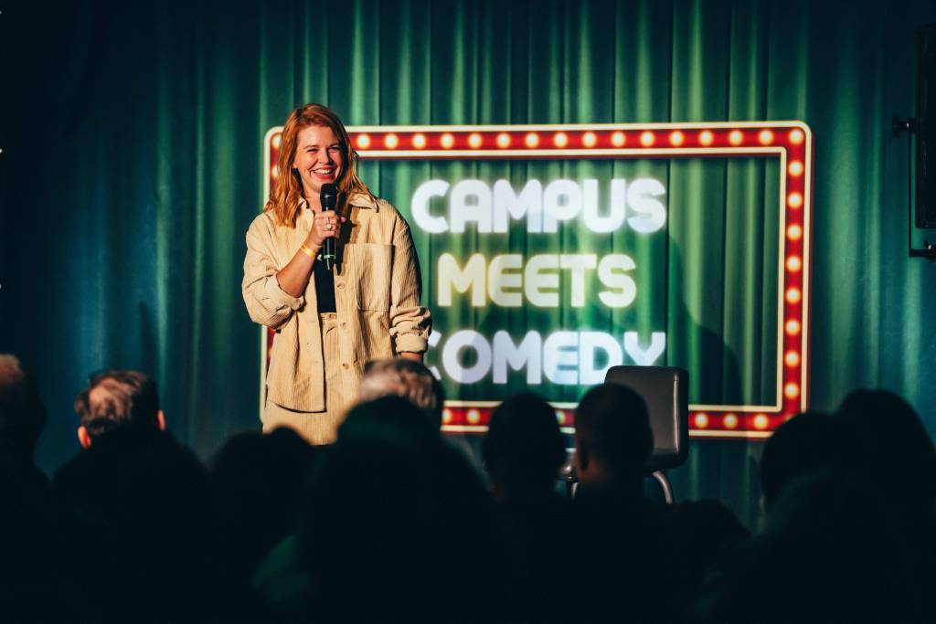 Gastgeberin bei „Campus meets Comedy“ ist auch in diesem Jahr Comedienne Laura Brümmer. Foto: Westfälische Hochschule/Julian Huke