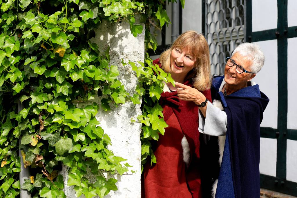Brigitte Wefringhaus (r.) und Ursula Venn laden in historischen Gewändern zu einem launigen Spaziergang durch die Recklinghäuser Altstadt ein. Foto: Jörg Gutzeit