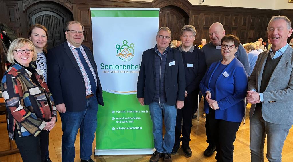 Auf dem Foto sind von links: Rosemarie Sommer / Verbraucherzentrale NRW, Miriam Fröhlich Senioren Referentin Stadt Recklinghausen, Dr. Sebastian Sanders Sozialdezernent, Georg Abel  GF/ VERBRAUCHER INITIATIVE, Norbert Jandt SB RE, Moderator Andreas Vollmert, Eva-Maria Werth SB RE und Jörg Fleck SB RE.