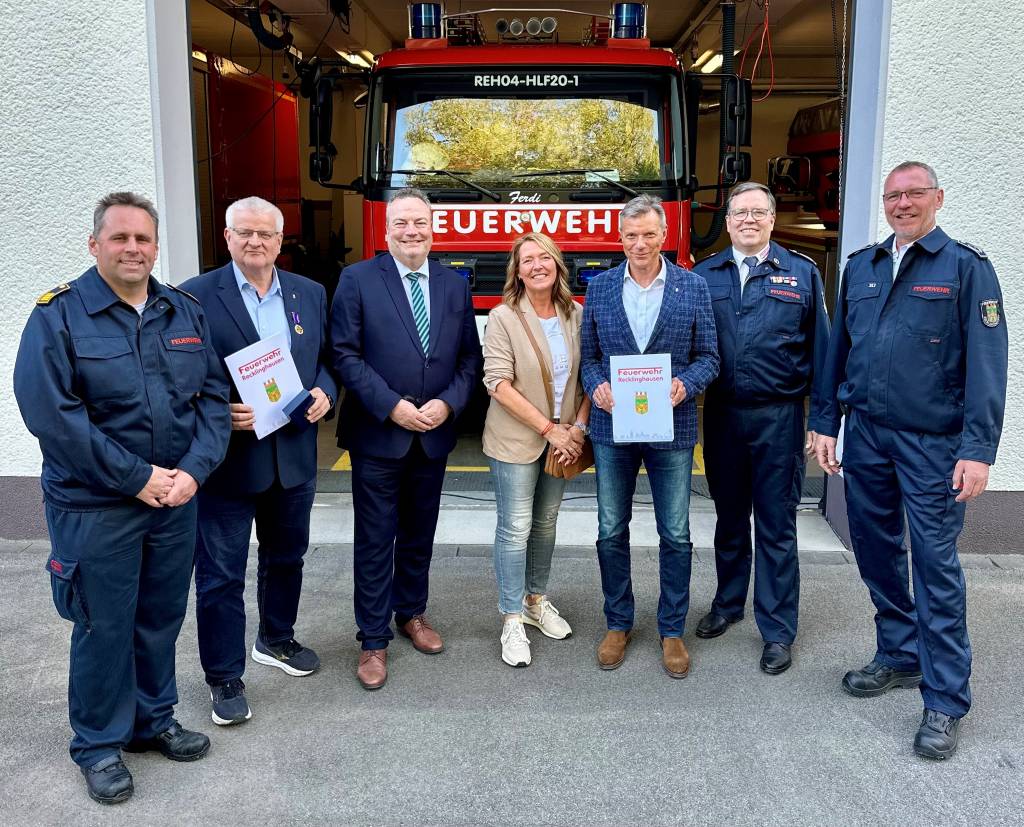 Ihre Urkunden präsentierten Bürgermeister Christoph Tesche und der Erste Beigeordnete Ekkehard Grunwald nach den für sie überraschenden Ehrungen. Glückwünsche kamen von Thorsten Schild, Landrat Bodo Klimpel, Simone Tesche, Andreas Schulte Sasse und Andreas Eilhard (beide stellvertretende Leiter Feuerwehr). Foto: Stadt RE