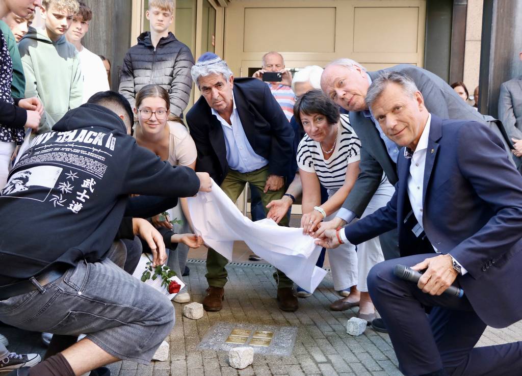  Pressefoto: Christoph Tesche (r.) enthüllte zusammen mit Schüler*innen des Marie-Curie-Gymnasiums und (v.r.) Georg Möllers (AG Stolpersteine), Superintendentin Saskia Karpenstein und Issac Tourgman (Kantor der Jüdischen Gemeinde) die Stolpersteine für die Familie Wieler. Foto: Stadt RE  
