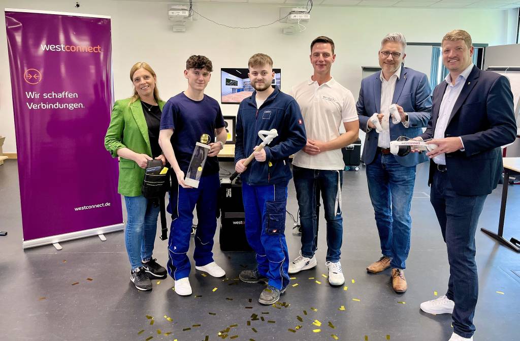 Sie testeten die Lernanwendung „Bigskills do it“ vor Ort im Hittorf-Gymnasium: (v.l.) Janina Schulzki (Westconnect), Kamil Zoltek, Moritz Lammering (beide Auszubildende Bigskills), Markus Real (ZDI-Netzwerk Mint.REgio), Hendrik Eßers (Leiter des städtischen Fachbereichs Wirtschaftsförderung, Standortmanagement und Stadtmarketing), und Christian Wißing (Abteilungsleiter Wirtschaftsförderung). Foto: Stadt RE