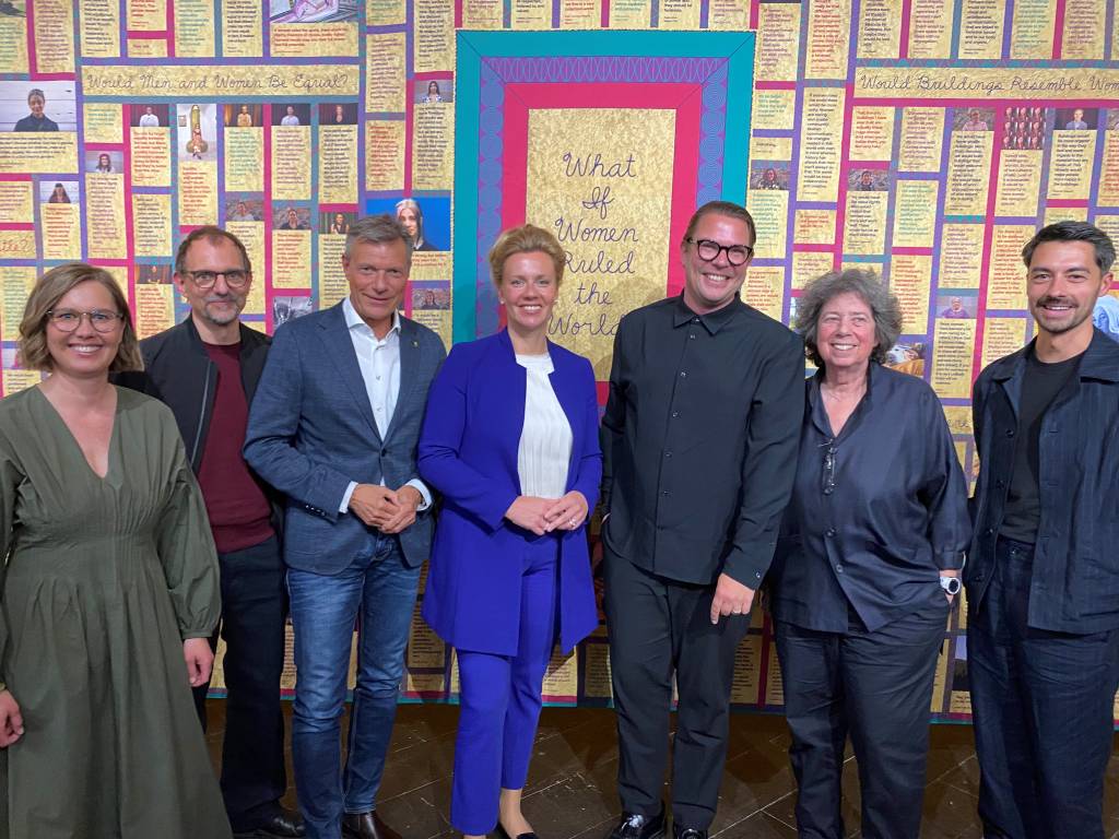 Kerstin Weber (Kuratorin der Kunsthalle, v. l. n. r.), Ruhrfestspiel-Intendant Olaf Kröck, Bürgermeister Christoph Tesche, NRW-Ministerin Ina Brandes, Museumsdirektor Dr. Nico Anklam, Diane Gelon (Freundin von Judy Chicago) und Chris Bayley (Ausstellungskurator der Serpentine Gallery)