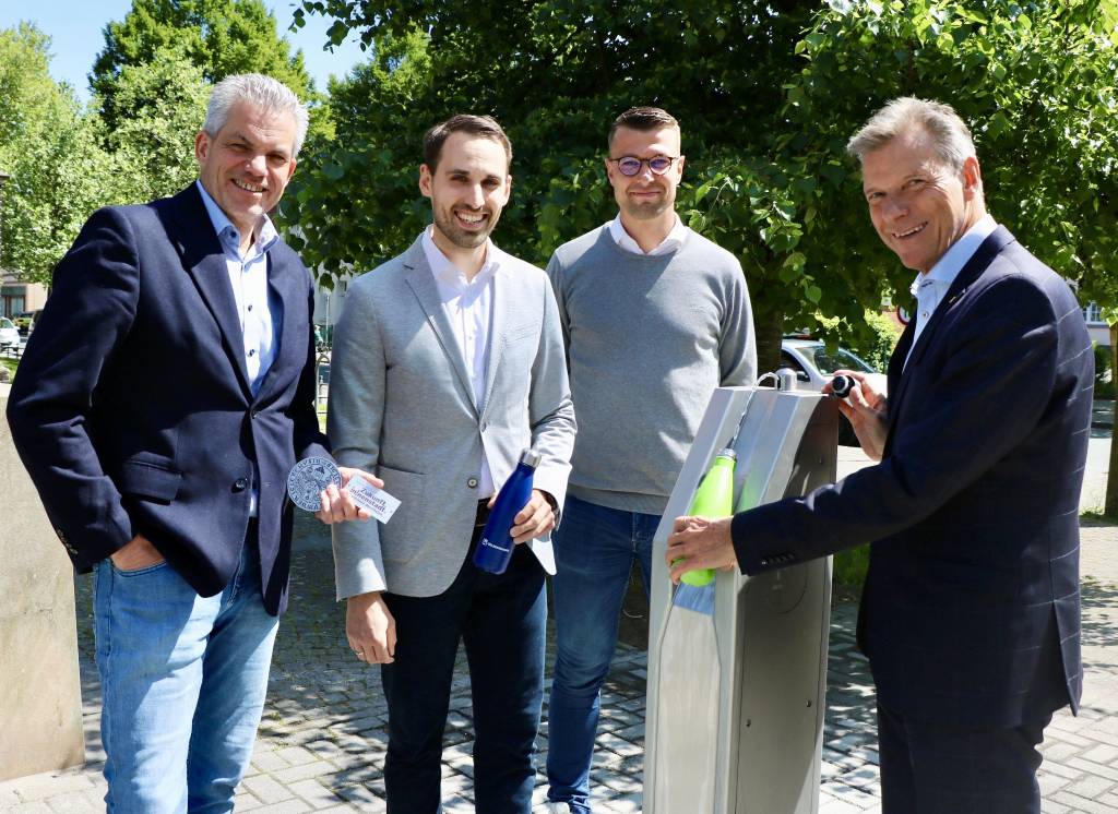 Bürgermeister Christoph Tesche weihte den Trinkwasserbrunnen an der Marienkirche zusammen mit dem städtischen Klimaanpassungsmanager Felix Sprenger sowie Torsten Gleißner, Leiter der Betriebsdirektion der Gelsenwasser AG und dem zuständigen Umwelt-Dezernenten Axel Fritz (v.r.) ein. Foto Stadt RE